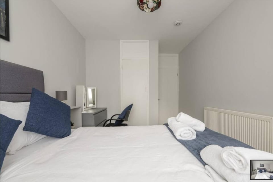 3R Flat Near Local Stores in the Heart of Bromley Apartment in Bromley