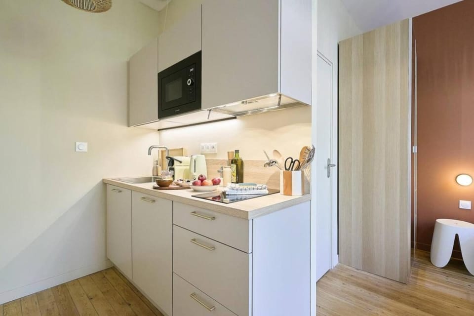 Coffee/tea facilities, microwave, stove