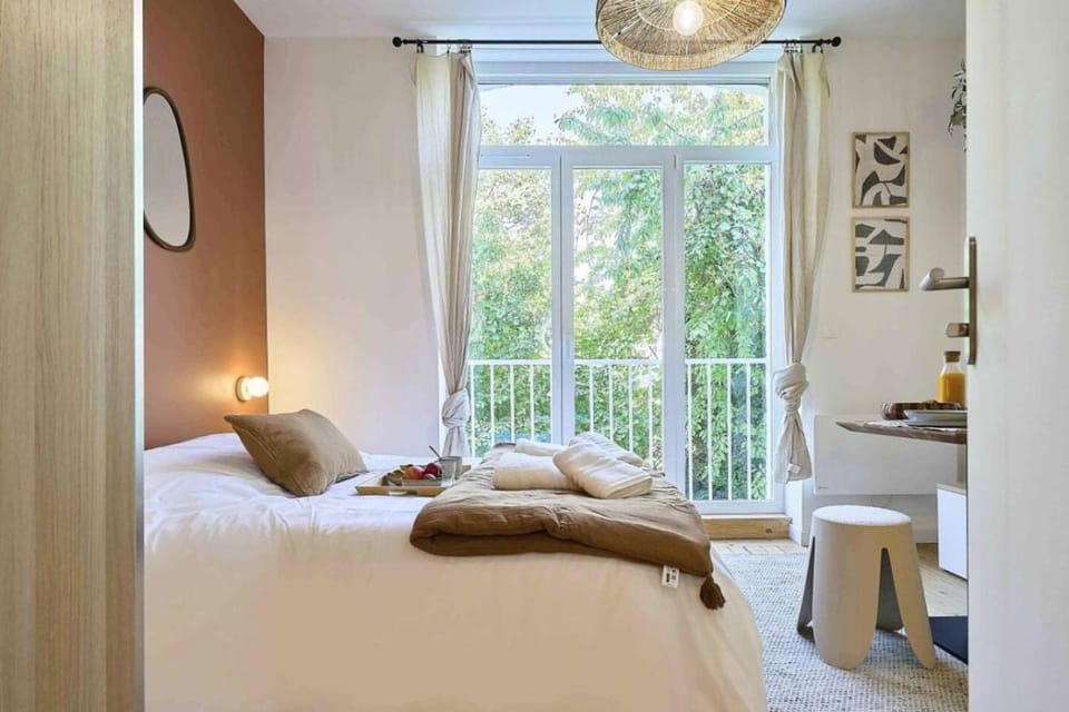 Bed, Photo of the whole room, towels