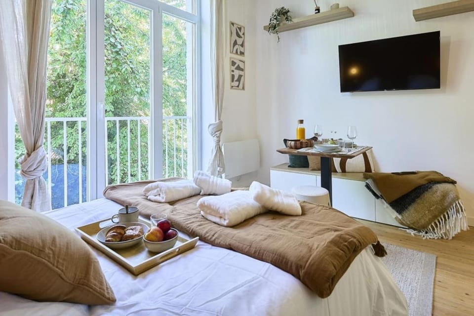 Bed, TV and multimedia, Living room, Photo of the whole room, Seating area, Bedroom, towels
