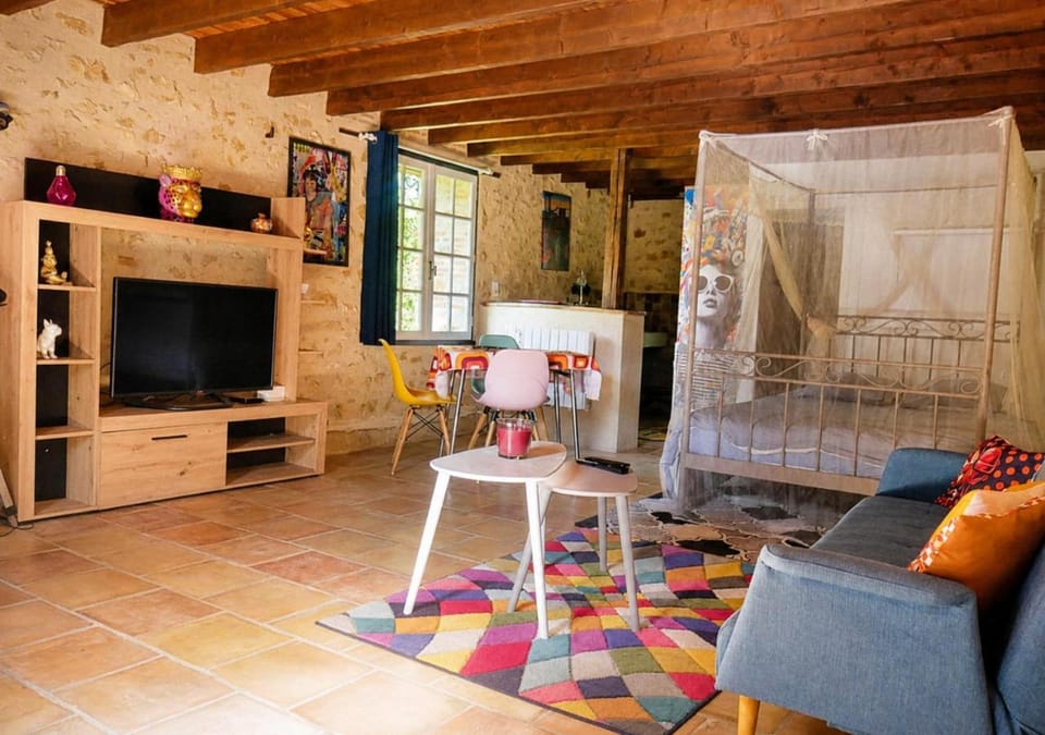 Bed, TV and multimedia, View (from property/room), Living room, Dining area, Bedroom