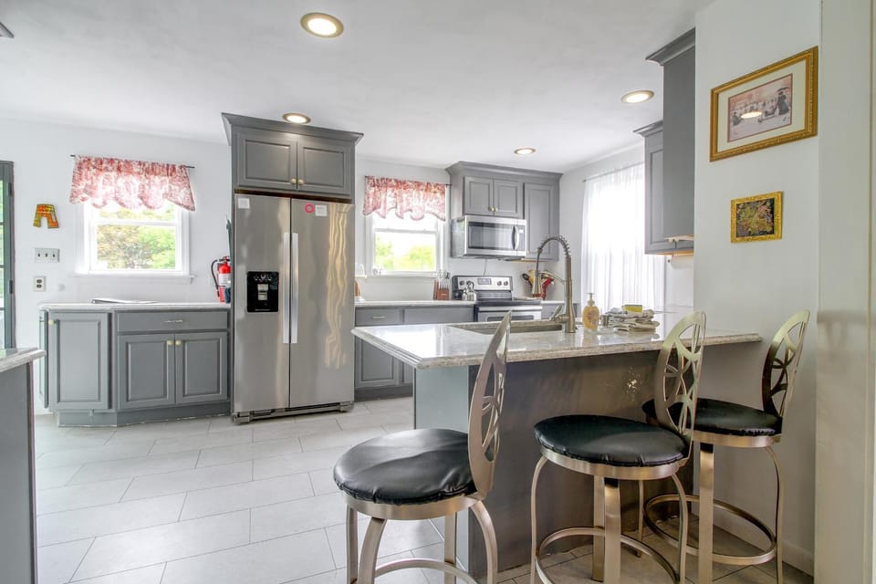 Walk to Dtwn Rutland! Charming Home w/ Deck & Yard House in Rutland