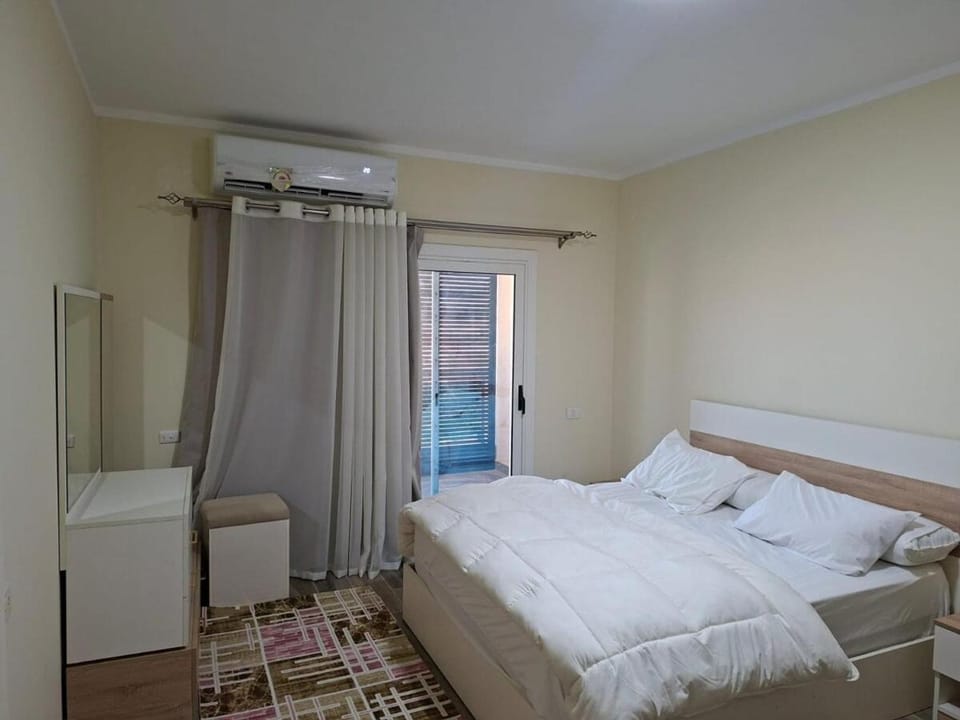 Photo of the whole room, Bedroom, wardrobe, air conditioner