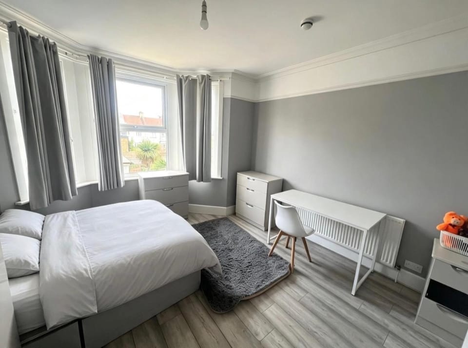 Bed, Seating area, Bedroom