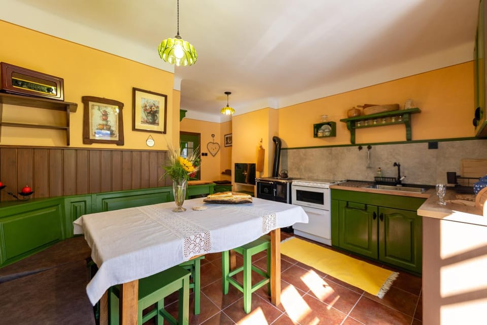 Kitchen or kitchenette, Dining area, dishwasher, oven