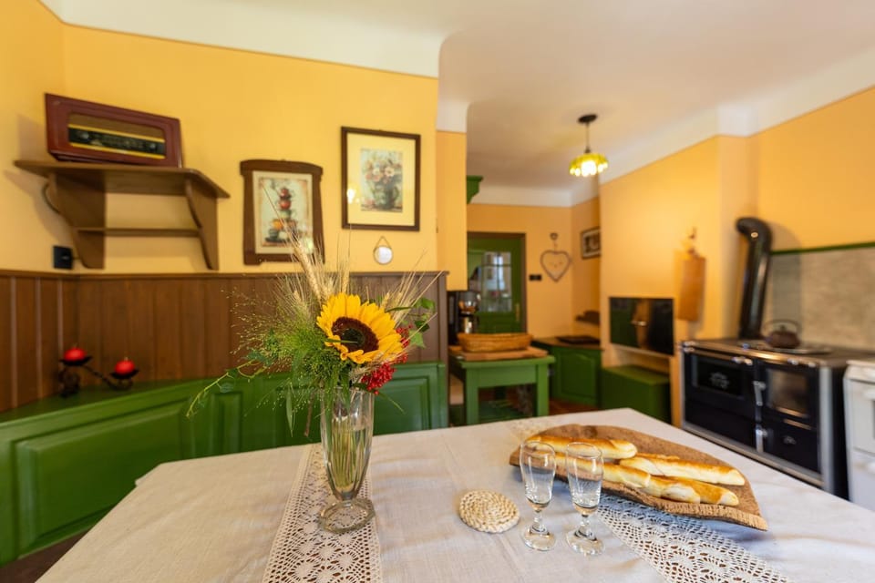Kitchen or kitchenette, Dining area, Food, oven