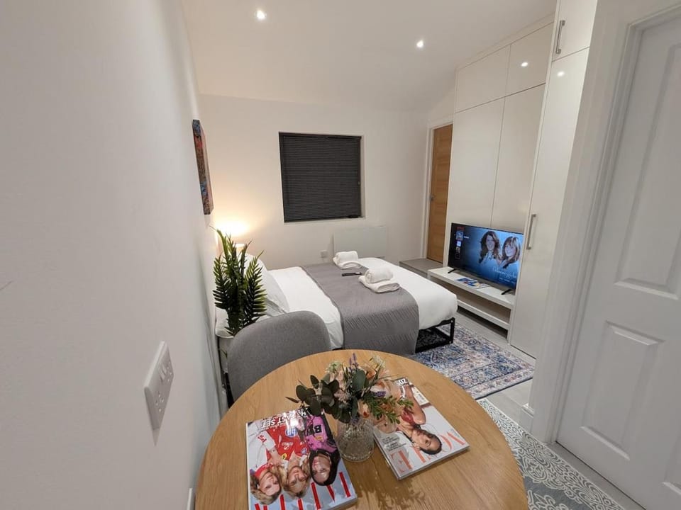 Stylish Self-Check-In Studio Ensuite & Kitchenette Vacation rental in Pinner