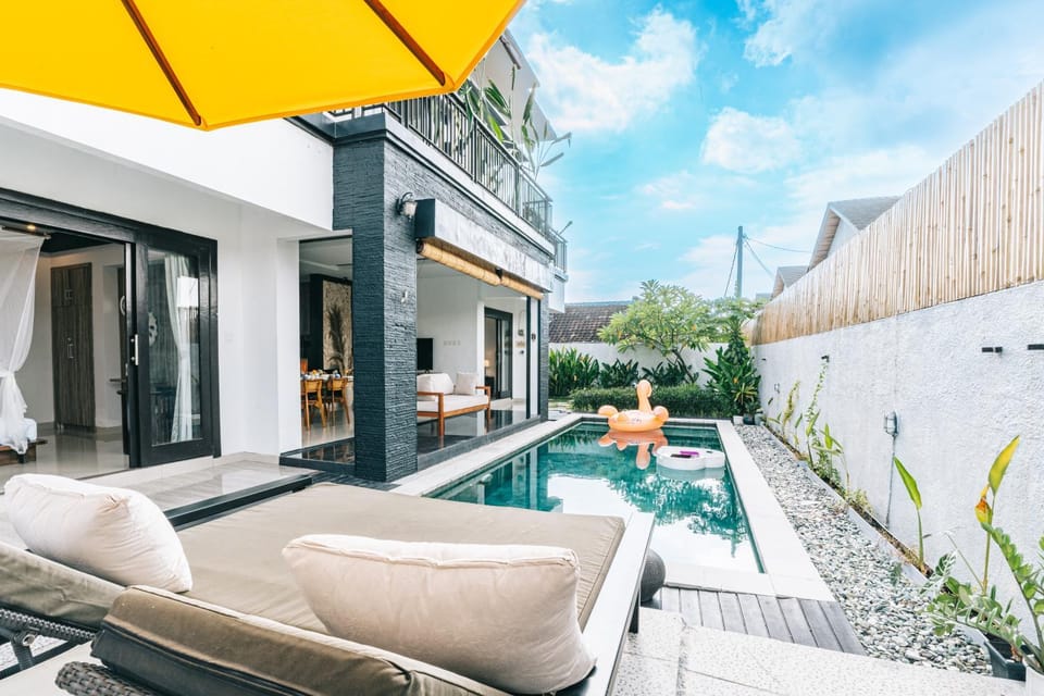 Property building, Day, Garden, Balcony/Terrace, Living room, Seating area, Garden view, Pool view, Swimming pool, sunbed
