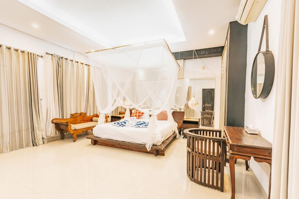 Bed, Photo of the whole room, Seating area, Bedroom, towels, air conditioner