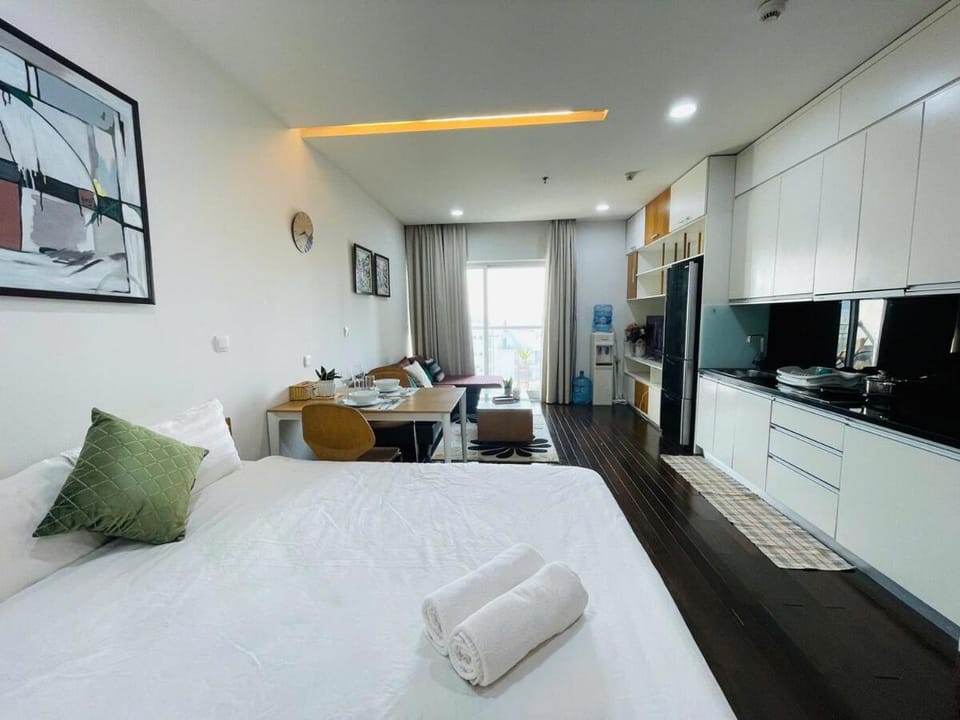 Bright & Cozy Studio with Balcony Kim Ma, Hanoi Apartment in Hanoi