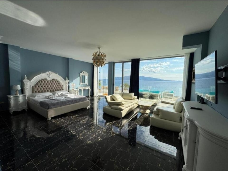 Bed, TV and multimedia, Living room, Photo of the whole room, Seating area, Evening entertainment, Bedroom, Sea view
