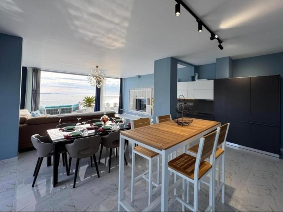 TV and multimedia, Kitchen or kitchenette, Living room, Seating area, Dining area, minibar