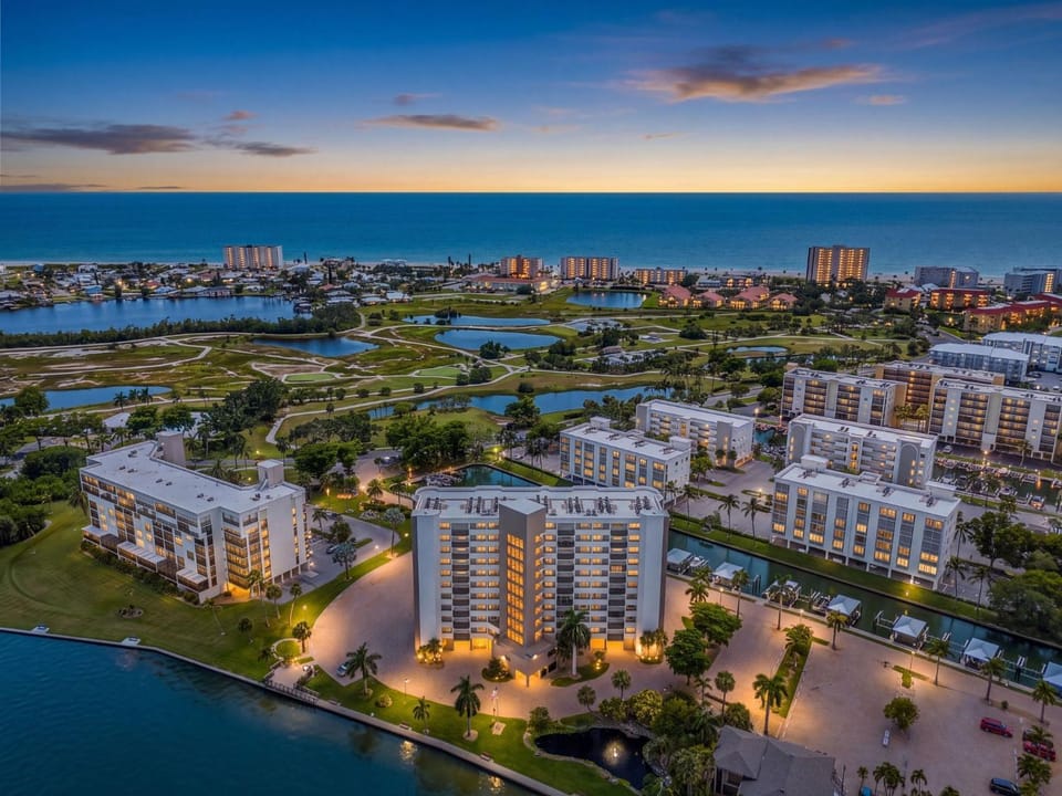 Bay Beach Retreat with Pool, Spa, Tennis, Pickleball and Waterfront Family Fun - Bay Beach - Roelens House in Estero Island