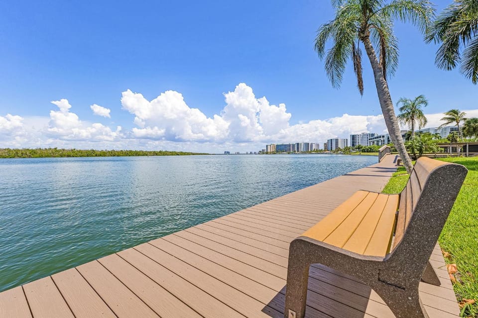 Bay Beach Retreat with Pool, Spa, Tennis, Pickleball and Waterfront Family Fun - Bay Beach - Roelens House in Estero Island