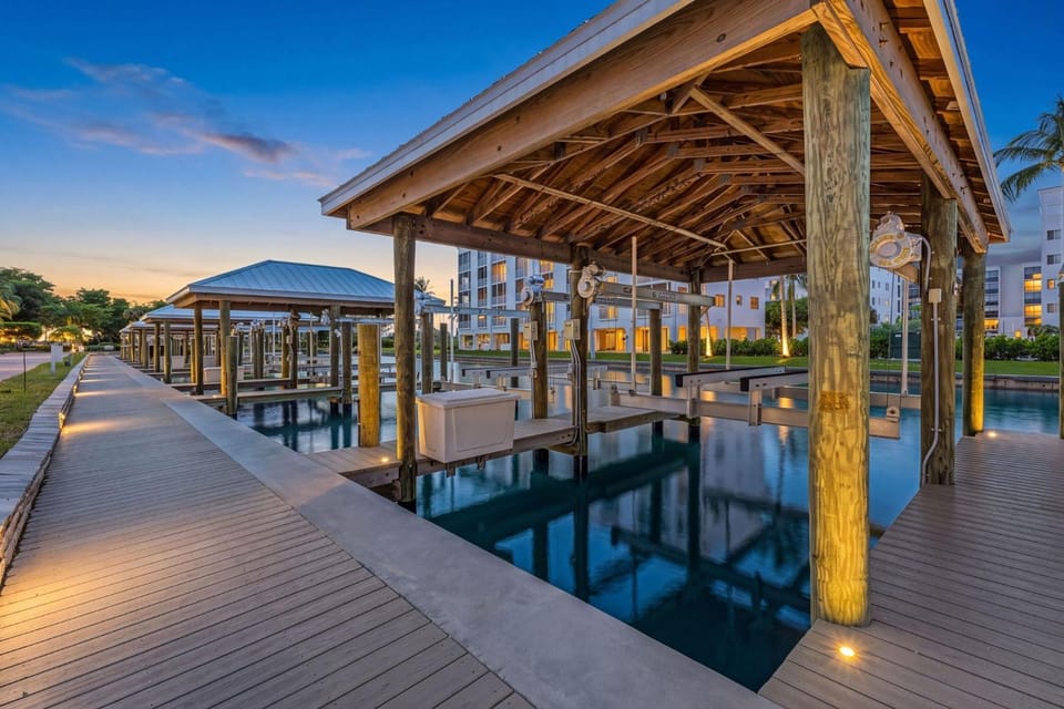 Bay Beach Retreat with Pool, Spa, Tennis, Pickleball and Waterfront Family Fun - Bay Beach - Roelens House in Estero Island
