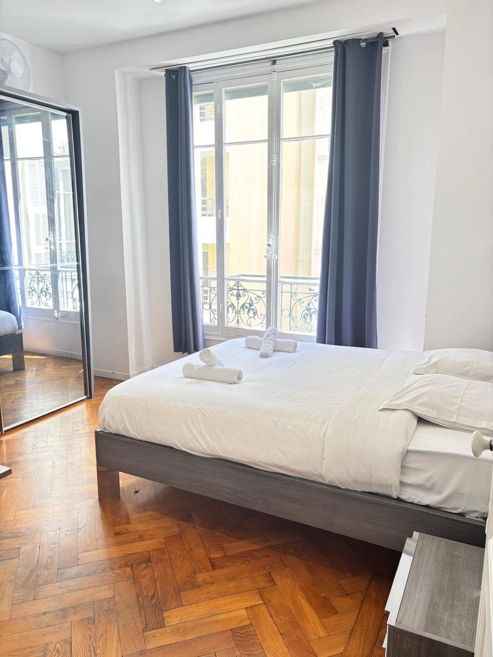 Bed, Bedroom, towels