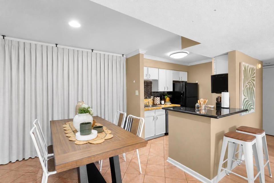 Kitchen or kitchenette, Seating area, Dining area