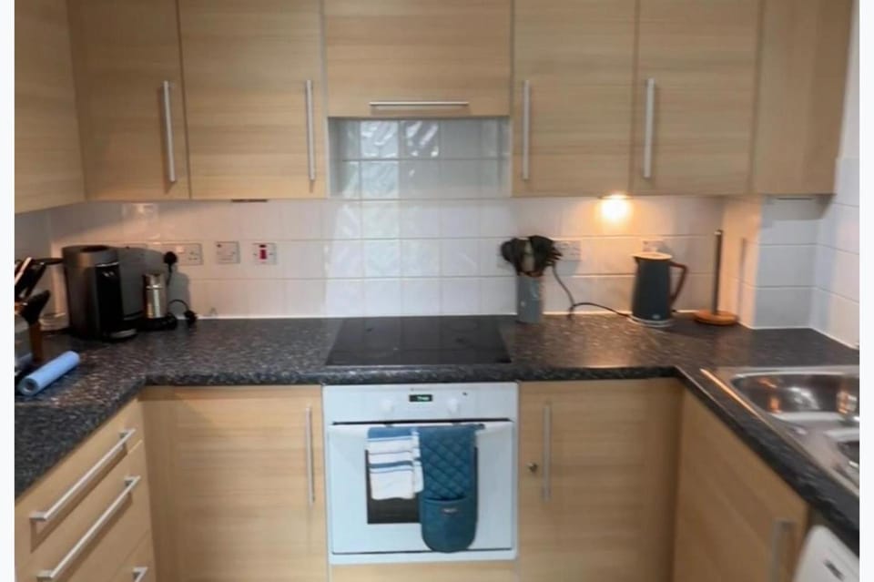 Apartment Sleeps 4 with Parking Apartment in Redhill