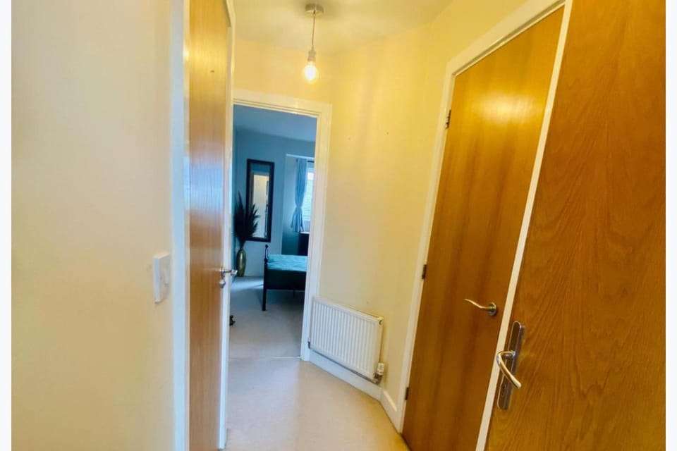 Apartment Sleeps 4 with Parking Apartment in Redhill