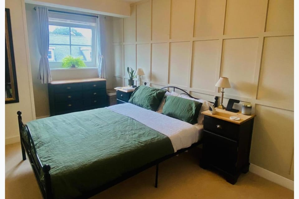 Apartment Sleeps 4 with Parking Apartment in Redhill