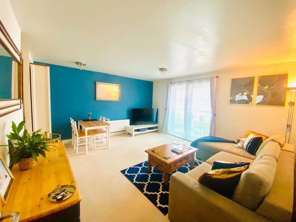 TV and multimedia, Living room, Seating area, Dining area