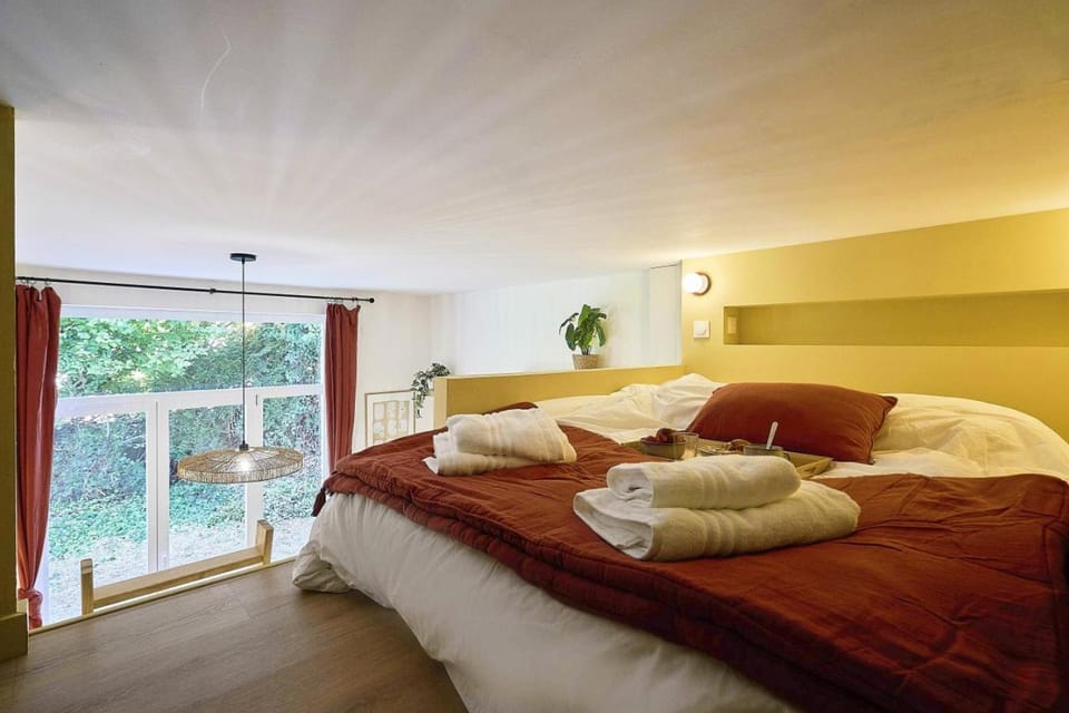 Bed, Bedroom, towels