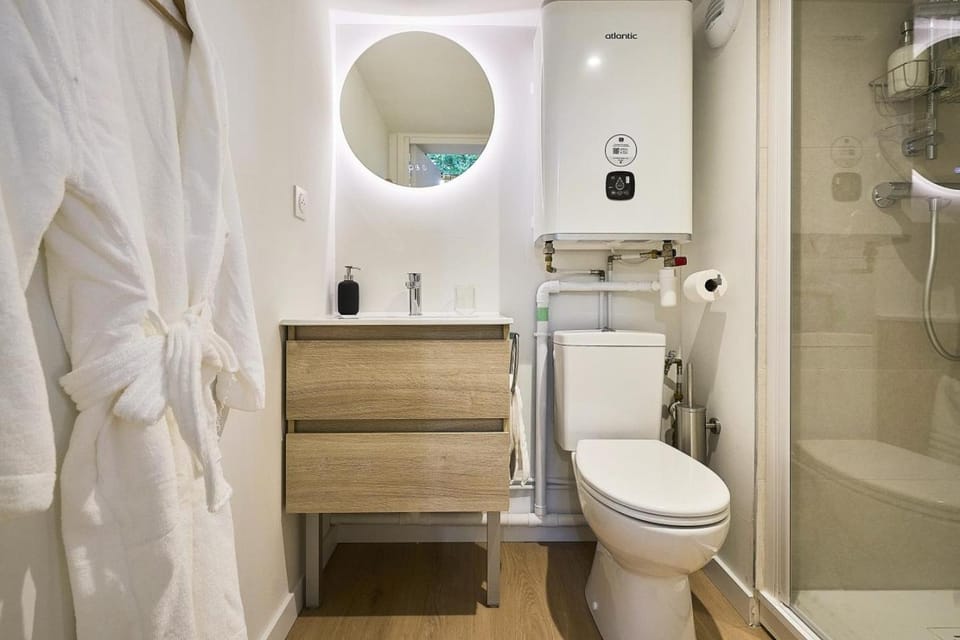 Shower, Toilet, Bathroom, towels