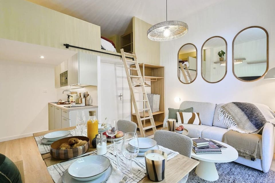 Coffee/tea facilities, Kitchen or kitchenette, Living room, Seating area, Dining area