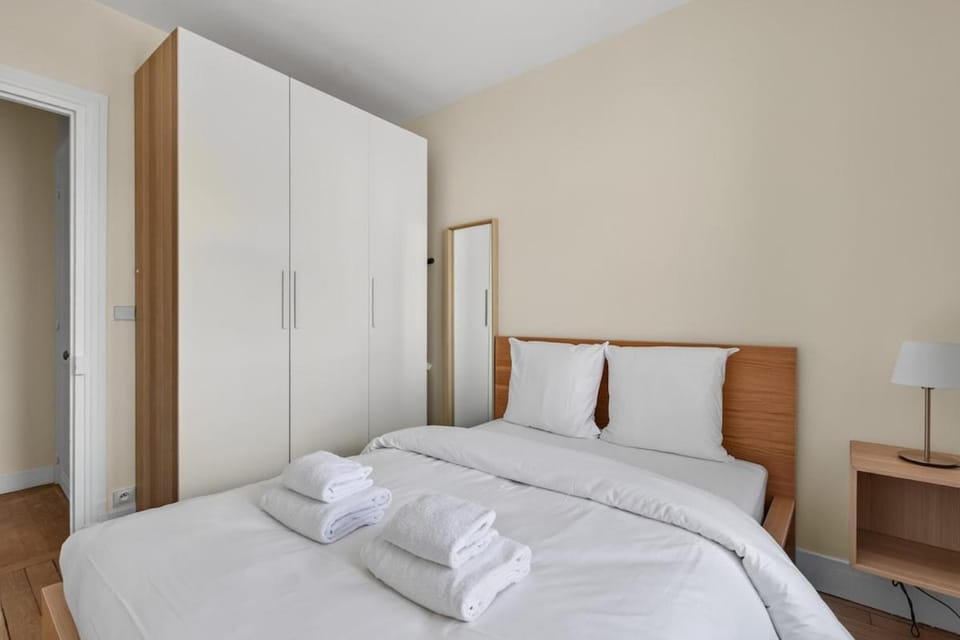Mobility lease Modern 1 bedroom Parisian charm Apartment in Levallois-Perret