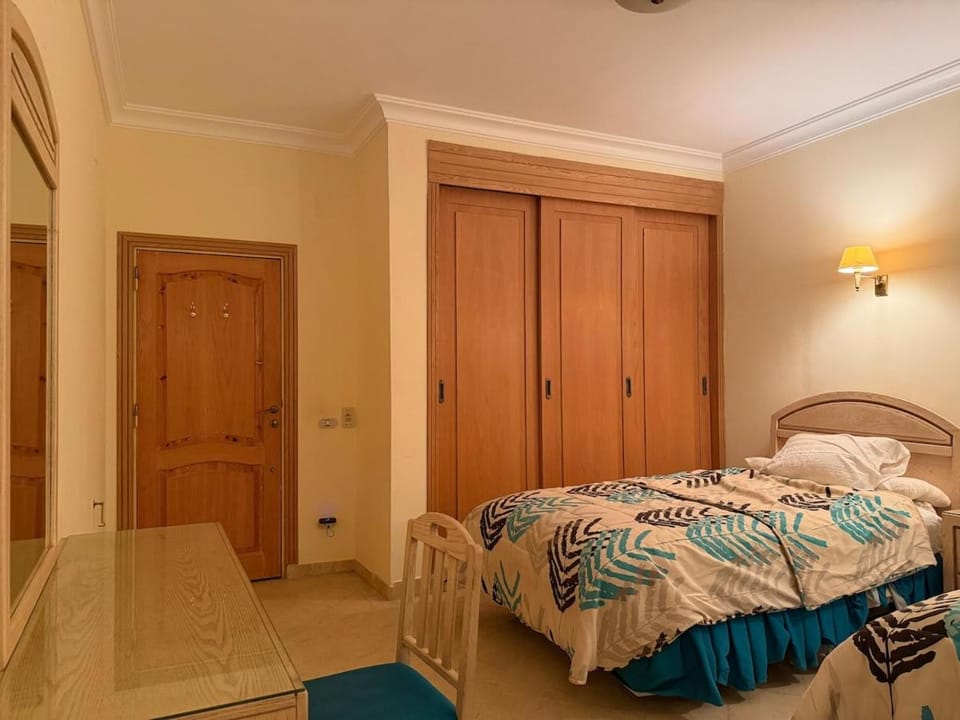 Photo of the whole room, Bedroom, wardrobe