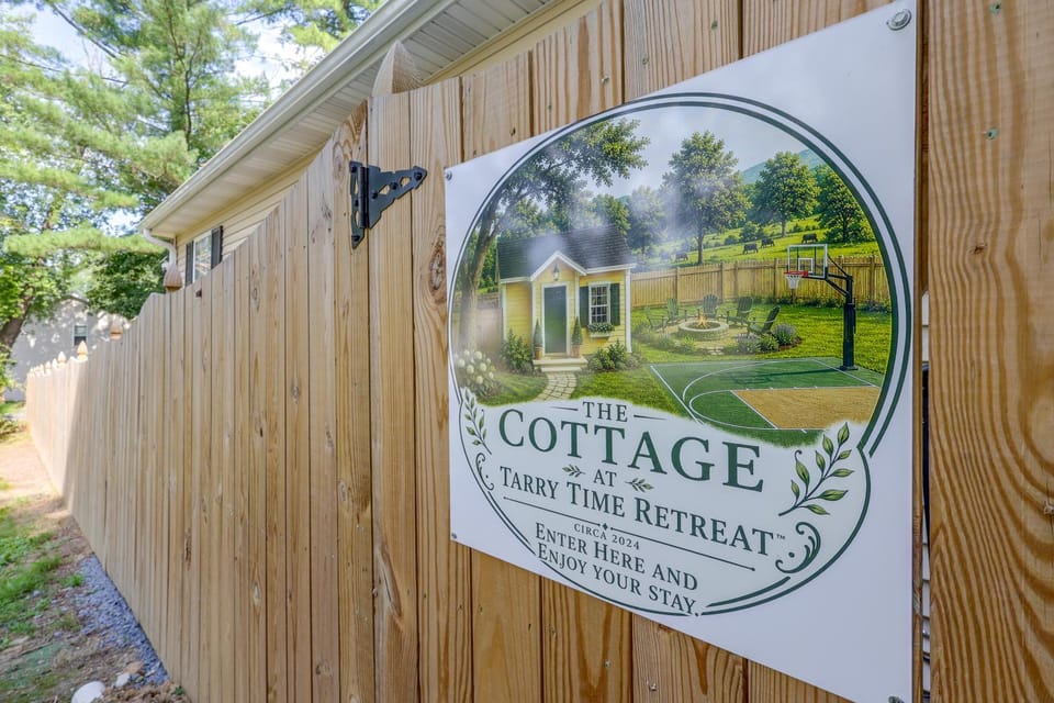 Porch & Fire Pit Access! Quiet Broadway Cottage Apartment in Broadway