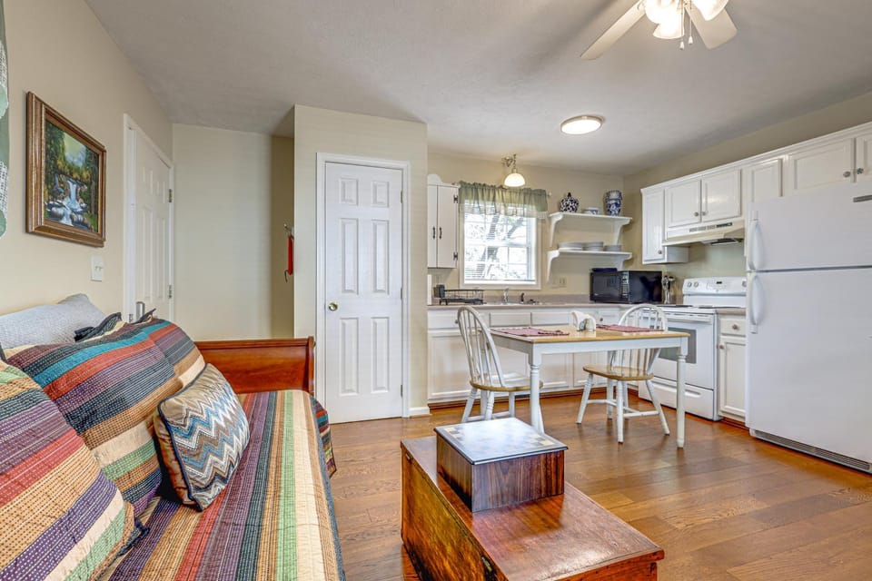 Porch & Fire Pit Access! Quiet Broadway Cottage Apartment in Broadway