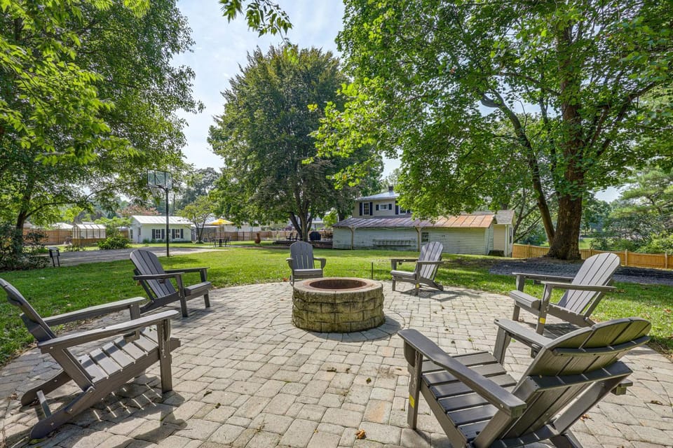 Porch & Fire Pit Access! Quiet Broadway Cottage Apartment in Broadway