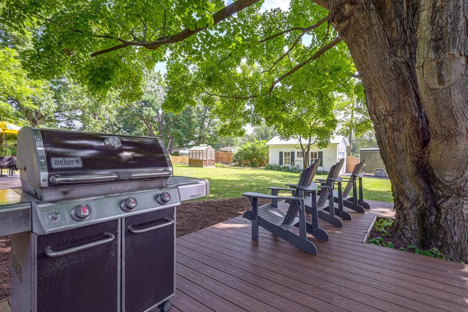 1880 Built Home in Broadway! Yard, Sauna, Fire Pit House in Broadway