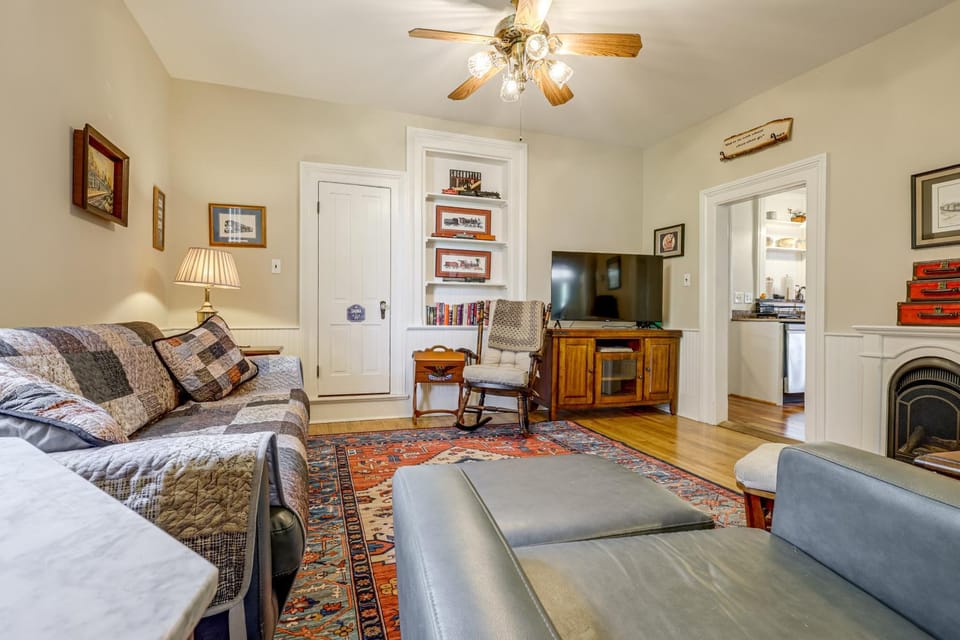 1880 Built Home in Broadway! Yard, Sauna, Fire Pit House in Broadway