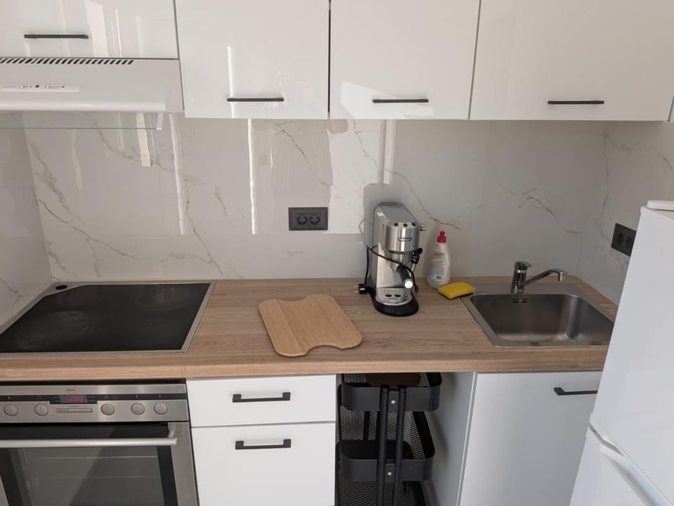 Coffee/tea facilities, Kitchen or kitchenette, oven, stove