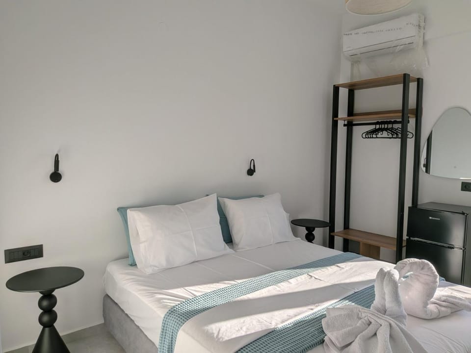 Bed, Photo of the whole room, Bedroom, towels, air conditioner