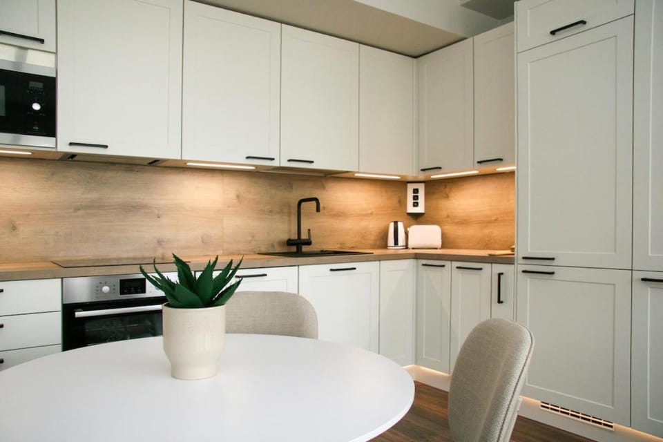 Coffee/tea facilities, Kitchen or kitchenette, Dining area, dishwasher, oven, stove, toaster