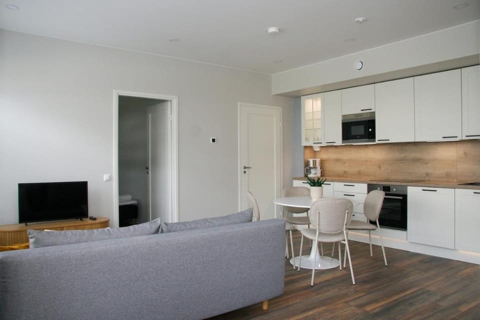 TV and multimedia, Kitchen or kitchenette, Living room, Seating area, Dining area, oven, stove