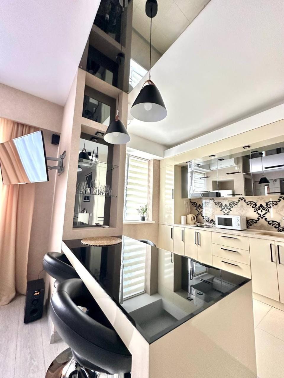 Kitchen or kitchenette, Dining area