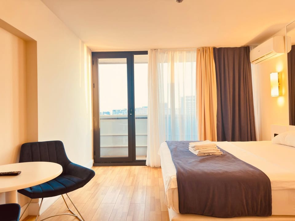 Bed, Living room, Photo of the whole room, Seating area, Bedroom
