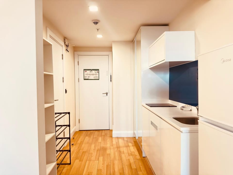 Kitchen or kitchenette, minibar, oven