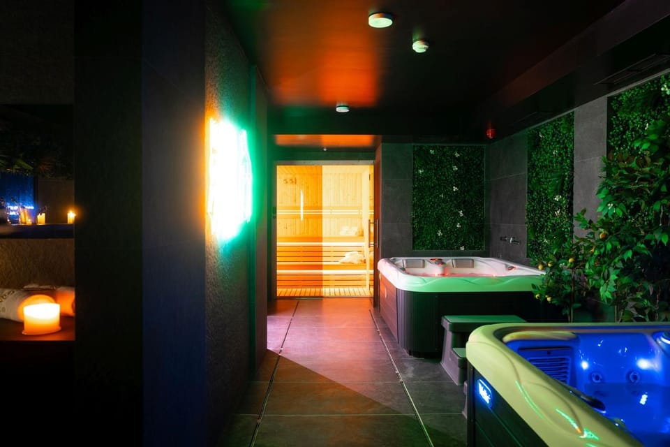 Hot Tub, Sauna