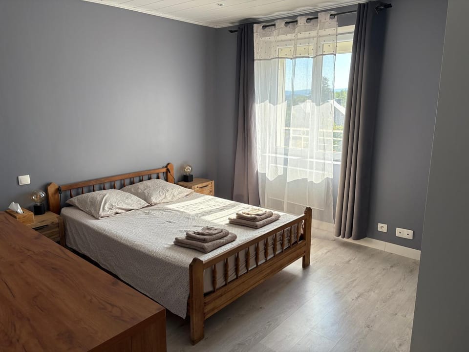 Bed, Photo of the whole room, Bedroom, towels