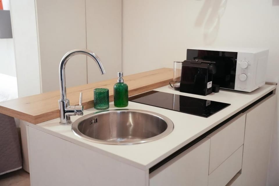 Coffee/tea facilities, Kitchen or kitchenette, minibar, stove
