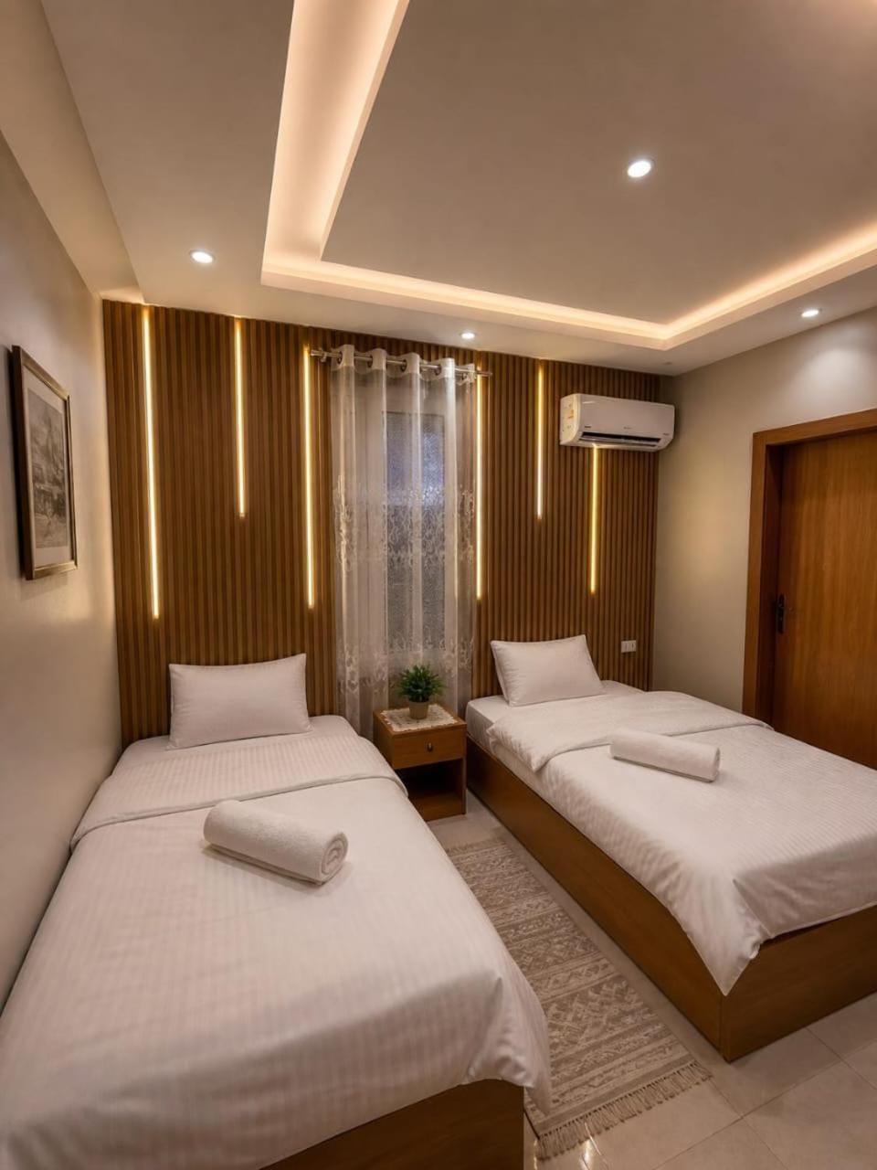 Bed, Photo of the whole room, towels, air conditioner