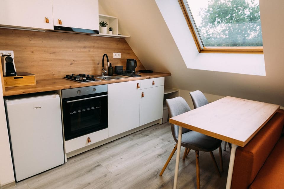 Coffee/tea facilities, Kitchen or kitchenette, Dining area, oven, stove