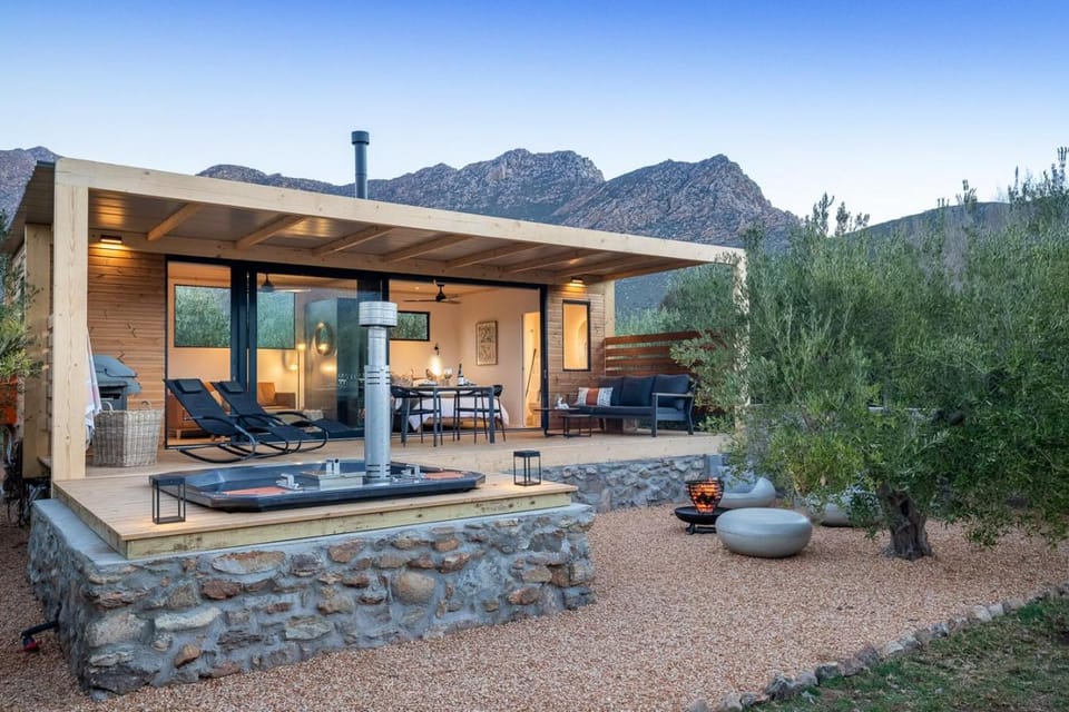 Property building, Patio, Natural landscape, Seating area, Mountain view, sunbed