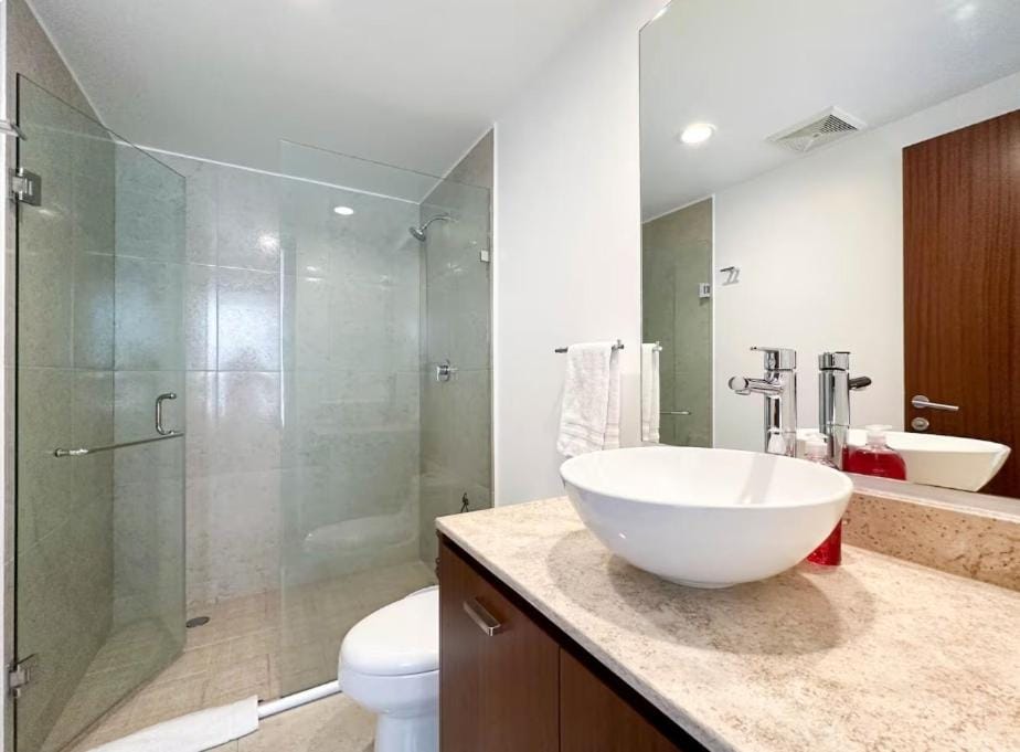 Shower, Toilet, Bathroom, towels