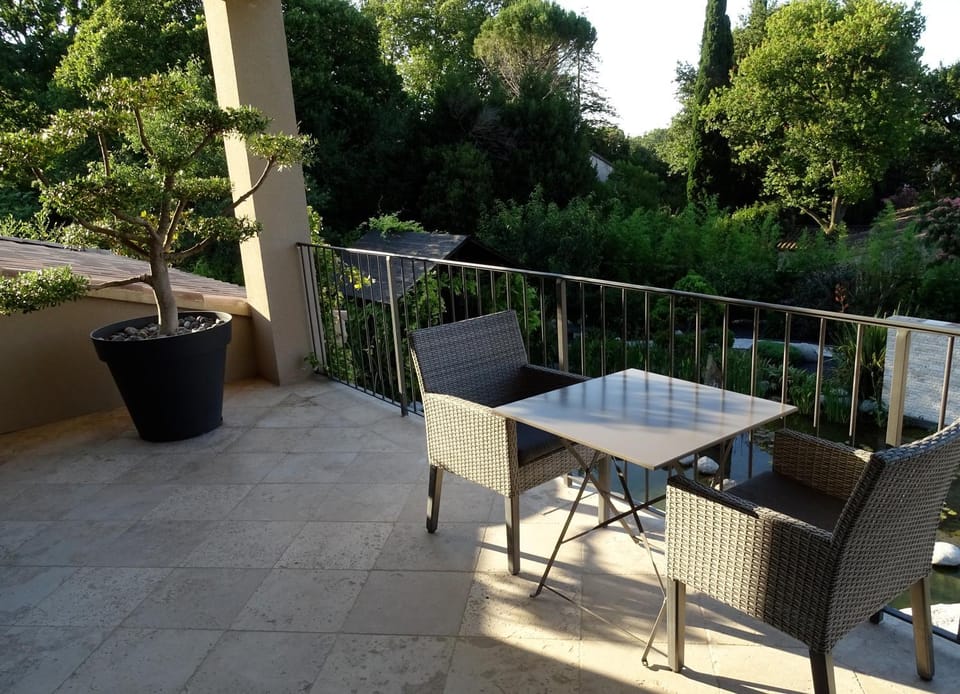 Balcony/Terrace, Decorative detail, Garden view, Lake view